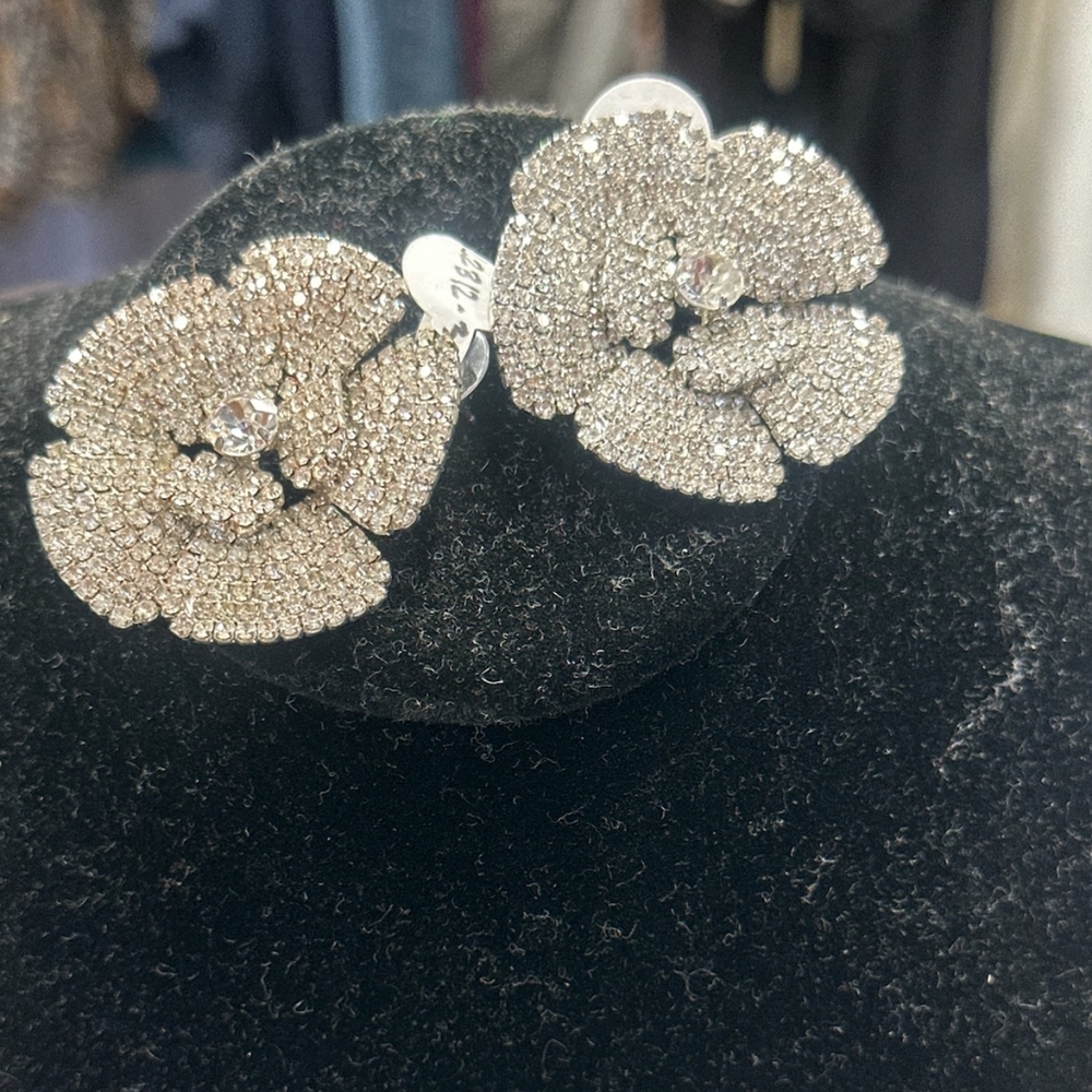 NWT Amber Sceats flower earrings
